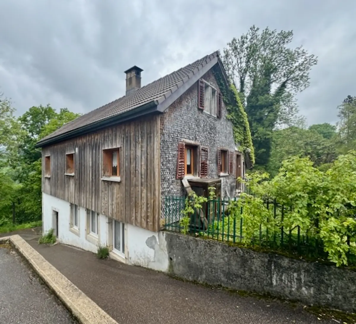 Charmante maison individuelle à rénover aux Brenets