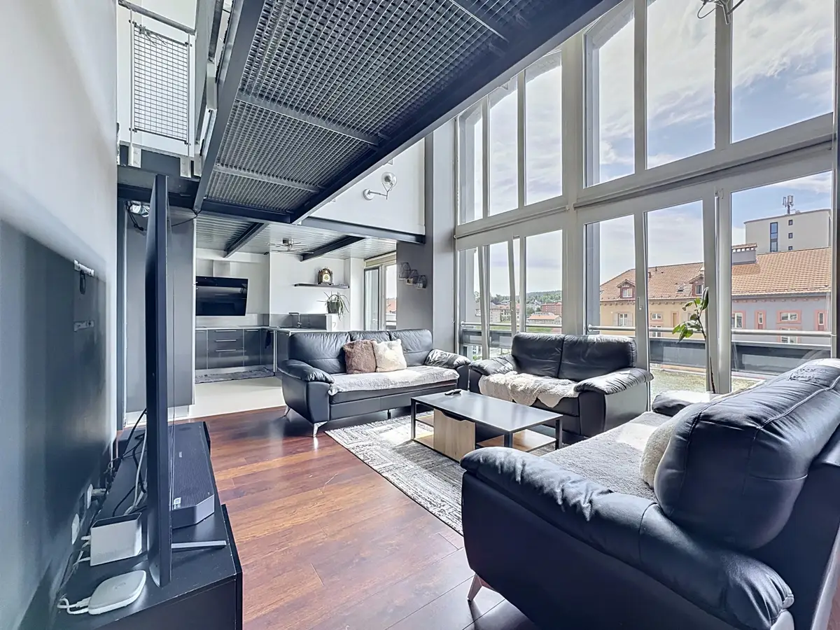 Lumière, hauteur, caractère : un duplex pas comme les autres à La Chaux-de-Fonds