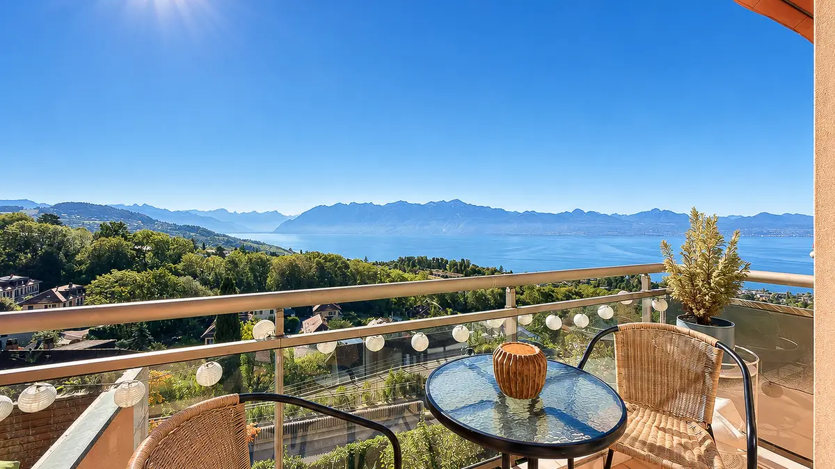 Élégant 2.5 pièces rénové, vue panoramique sur le lac et les Alpes