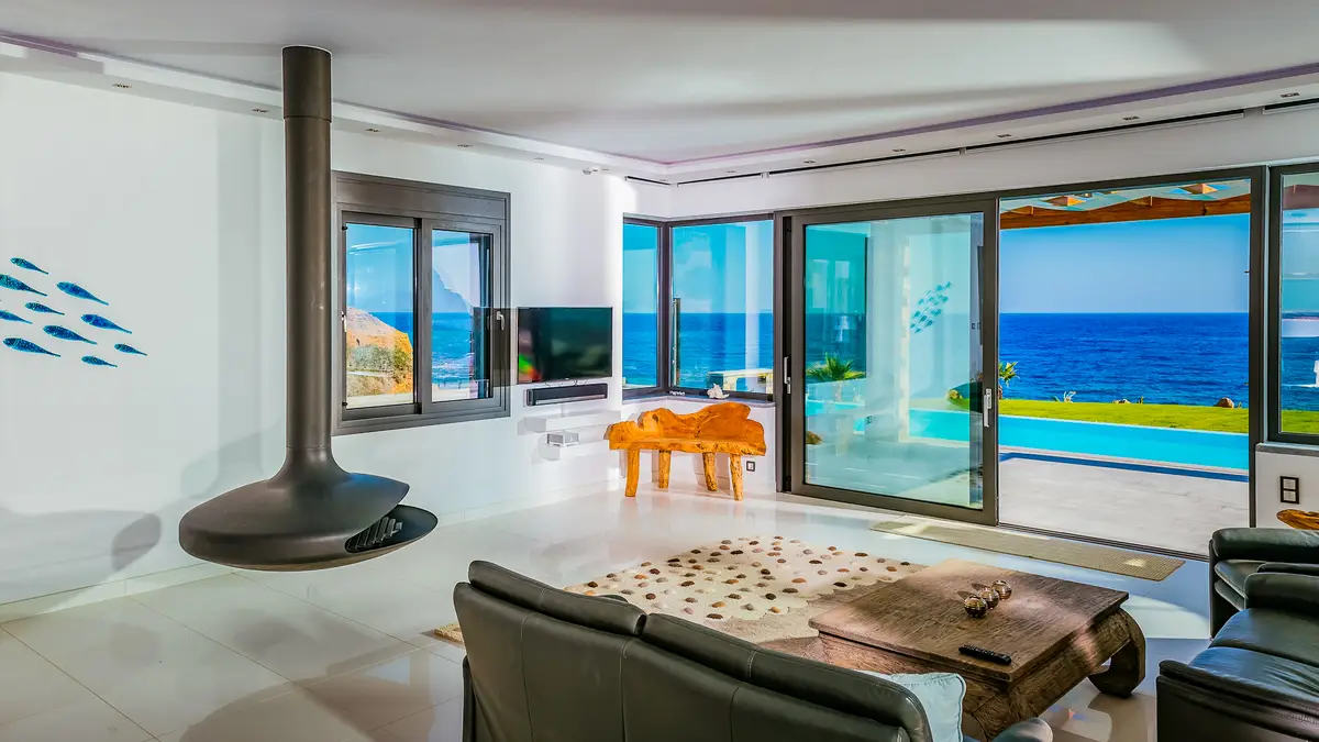 Luxury Seafront Villa. Ideal for Groups, Families, Friends, Workshops