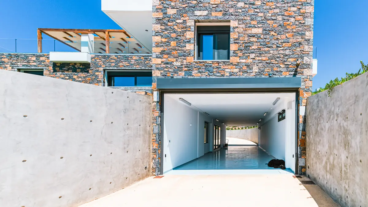 Luxury Seafront Villa. Ideal for Groups, Families, Friends, Workshops