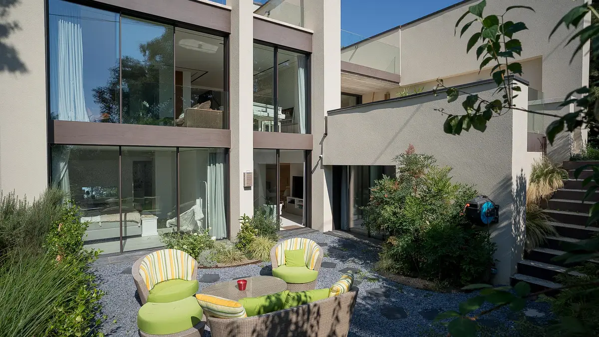 The Townhouse, triplex avec jardin et piscine avec vue lac 