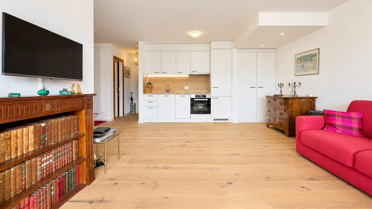 Magnifique appartement rénové, baigné de lumière avec balcon offrant une vue sur les montagnes