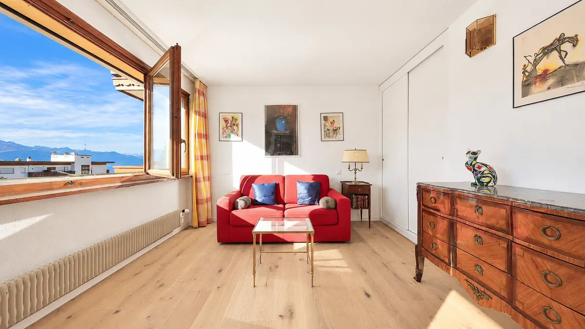 Magnifique appartement rénové, baigné de lumière avec balcon offrant une vue sur les montagnes