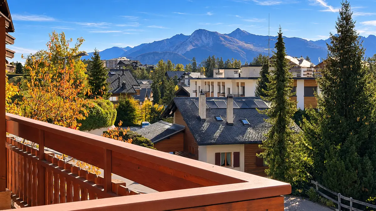 Magnifique appartement rénové, baigné de lumière avec balcon offrant une vue sur les montagnes