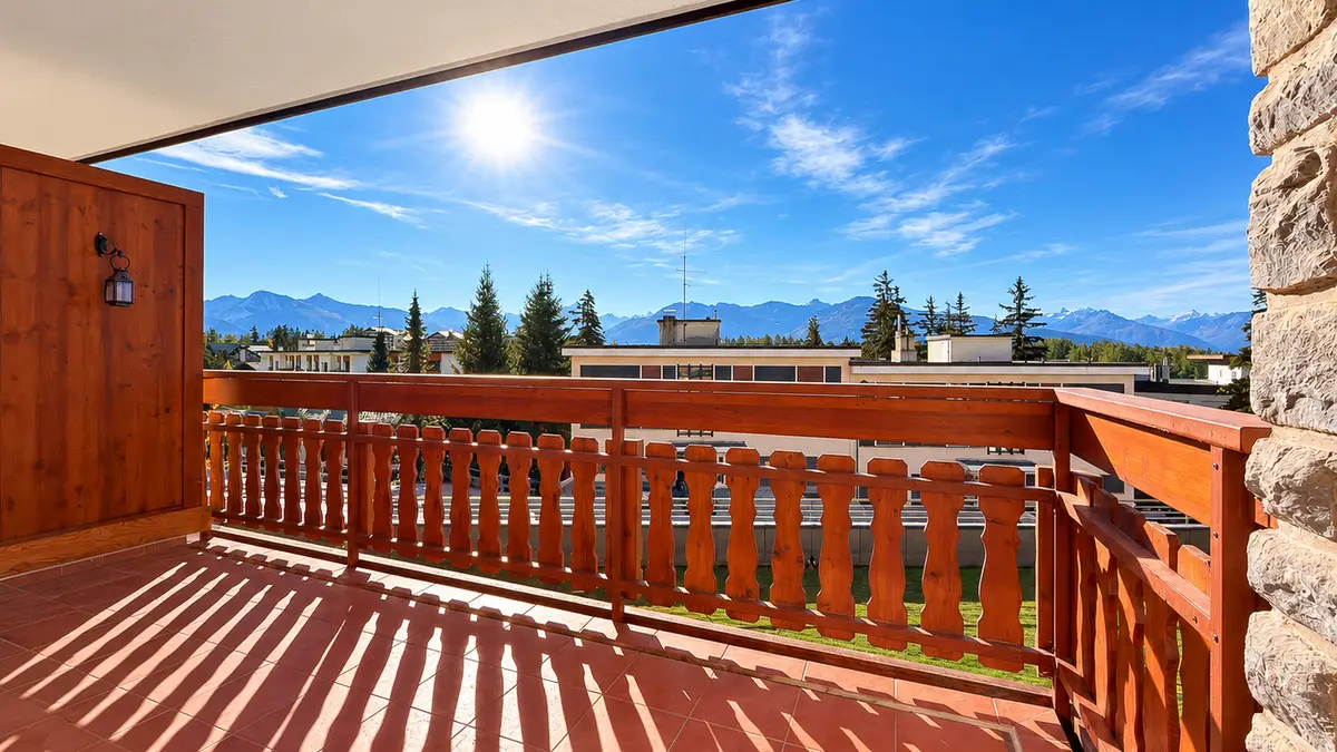 Magnifique appartement rénové, baigné de lumière avec balcon offrant une vue sur les montagnes