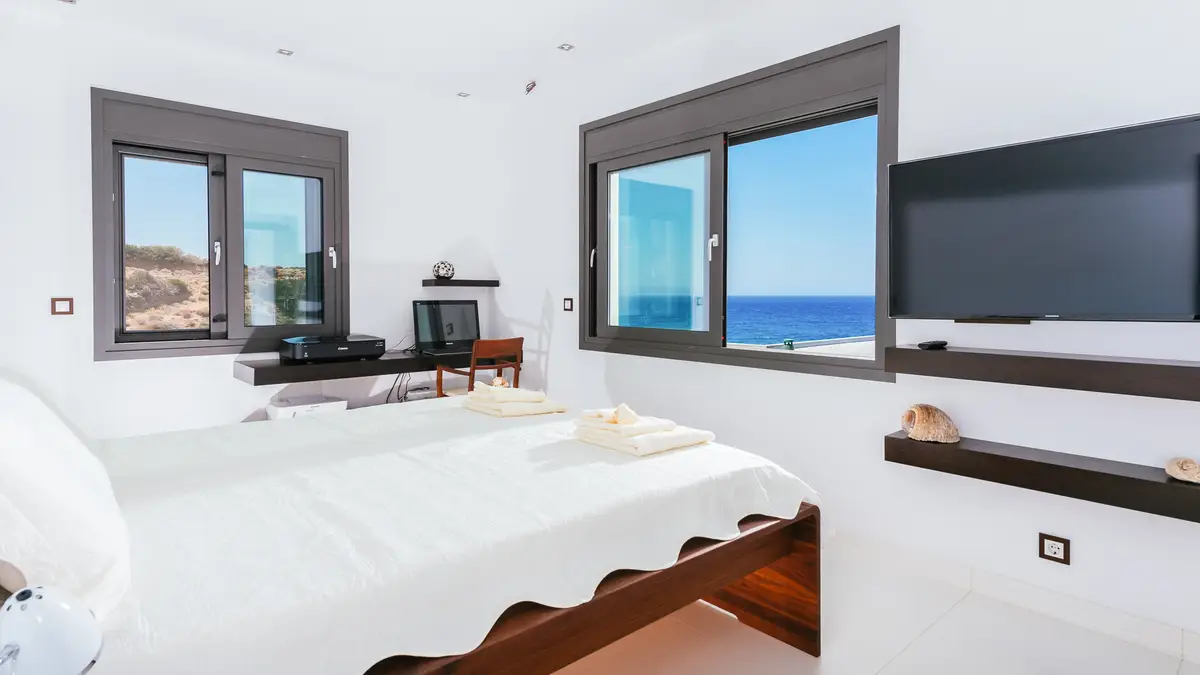 Luxury Seafront Villa. Ideal for Groups, Families, Friends, Workshops