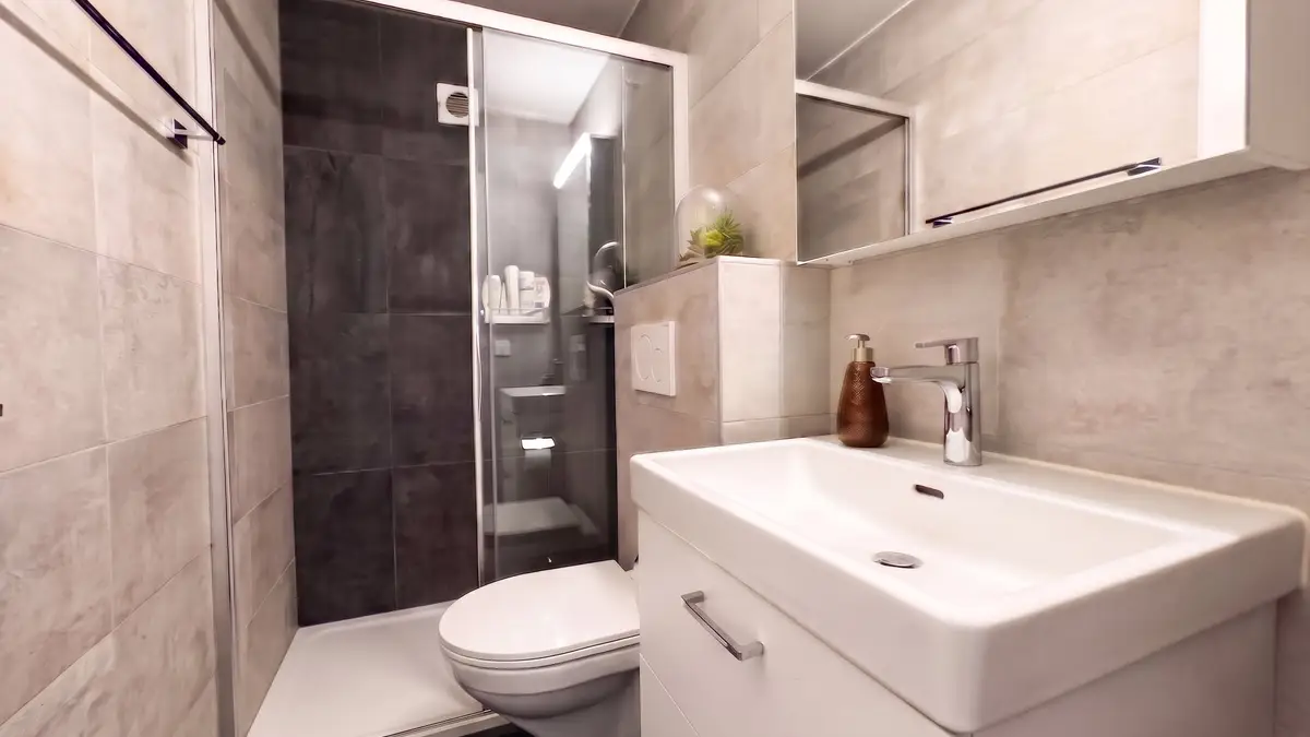 Rare ! Triplex en attique rénové de 6 pces, proche centre