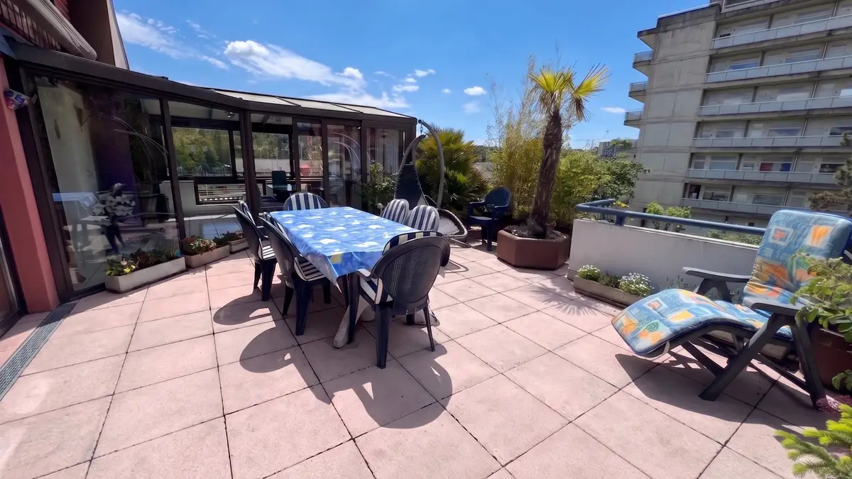 Yverdon - Attique en duplex de 5,5 pièces avec grande terrasse et véranda d'hiver 