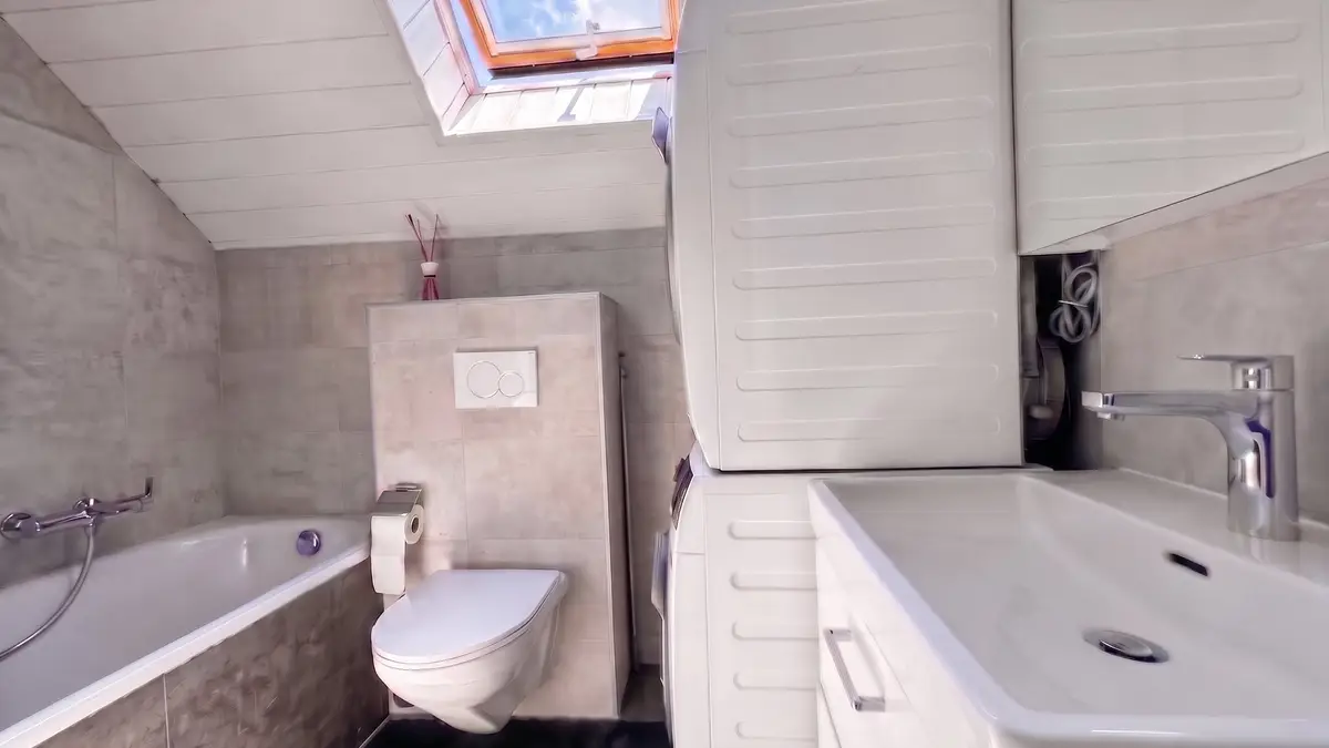 Rare ! Triplex en attique rénové de 6 pces, proche centre
