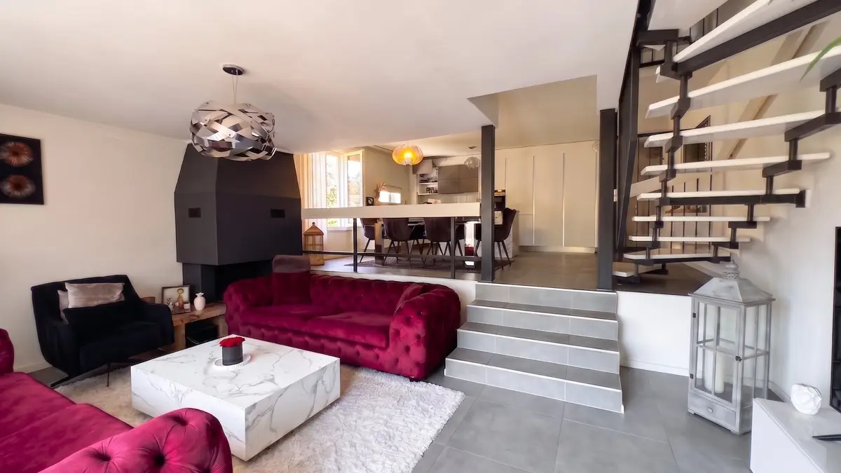 Rare ! Triplex en attique rénové de 6 pces, proche centre
