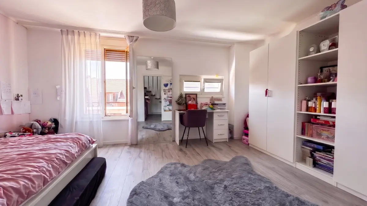 Rare ! Triplex en attique rénové de 6 pces, proche centre