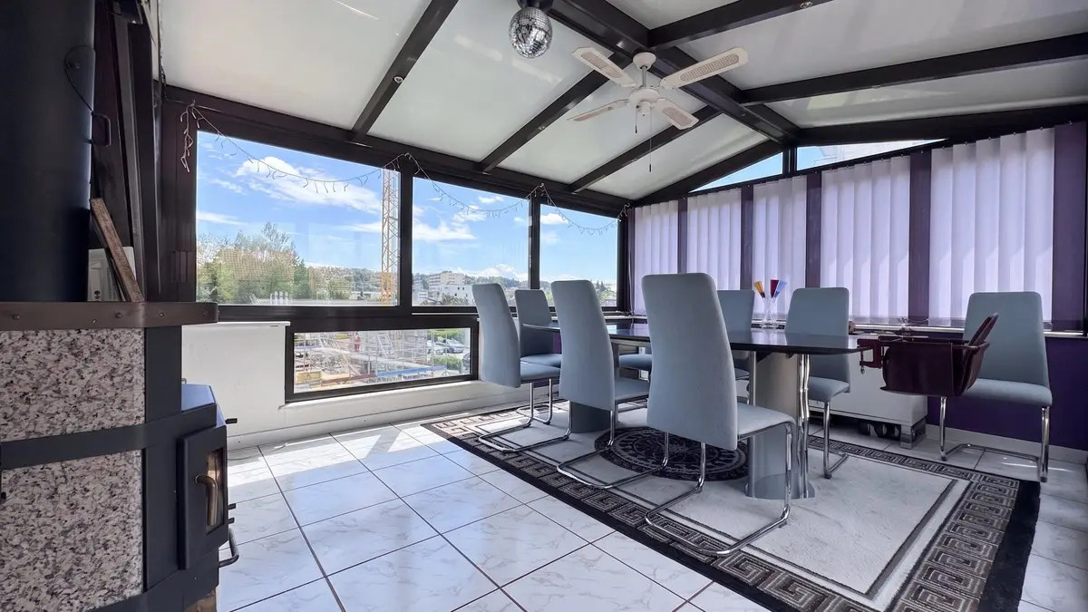 Yverdon - Attique en duplex de 5,5 pièces avec grande terrasse et véranda d'hiver 
