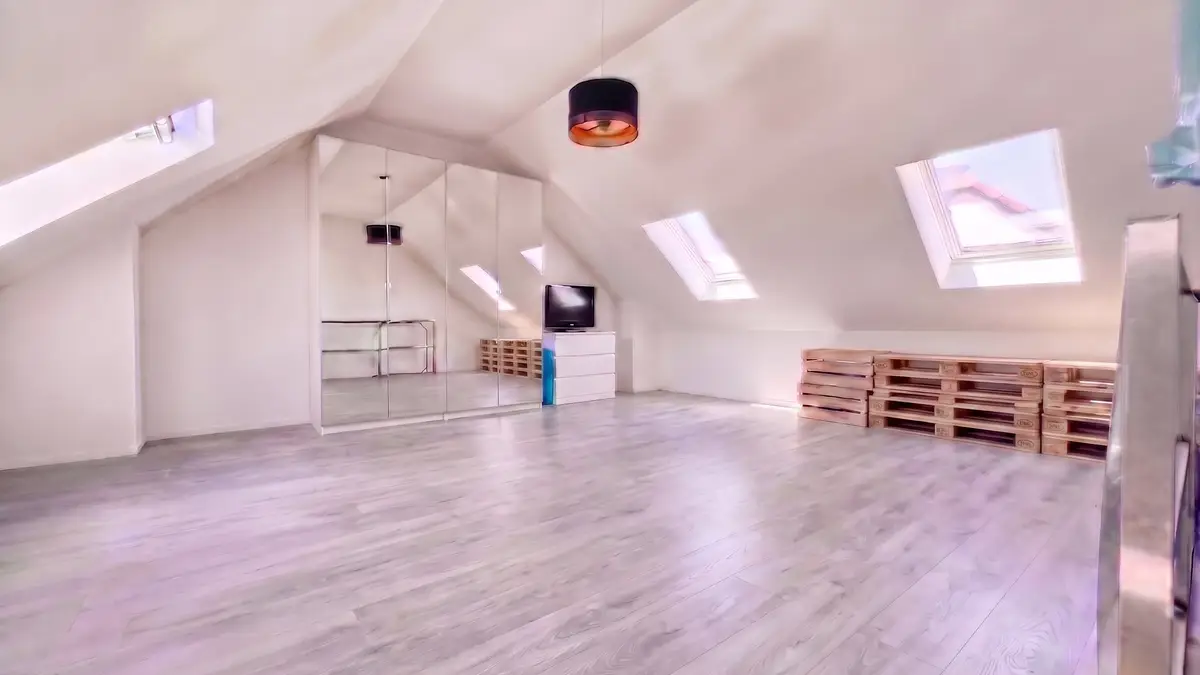 Rare ! Triplex en attique rénové de 6 pces, proche centre