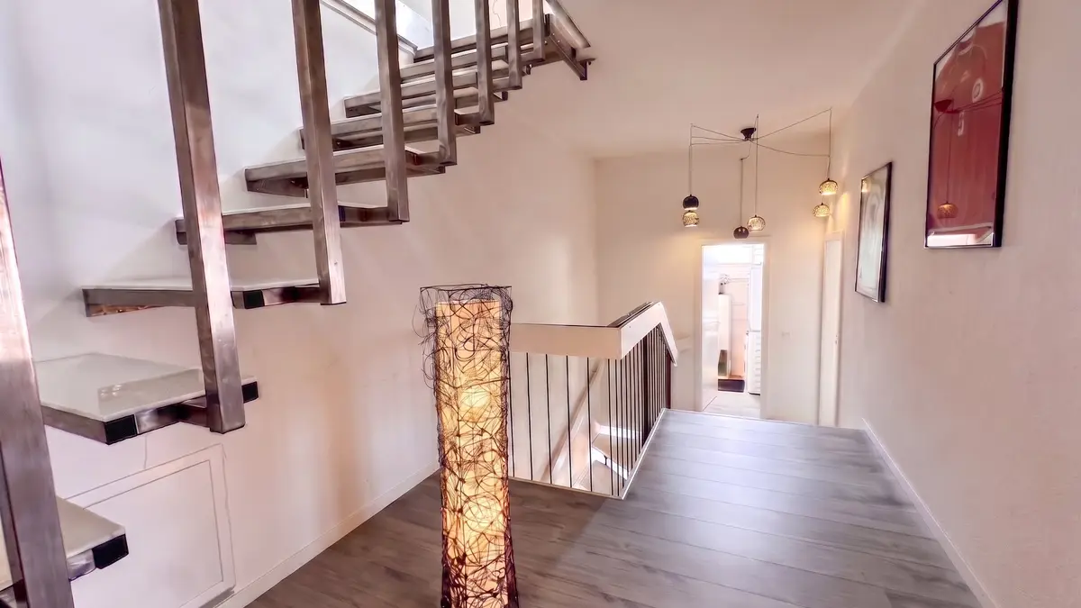 Rare ! Triplex en attique rénové de 6 pces, proche centre
