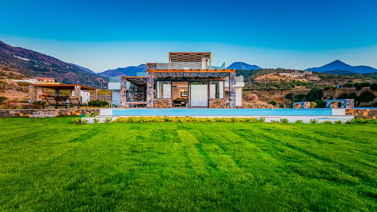 Luxury Seafront Villa. Ideal for Groups, Families, Friends, Workshops