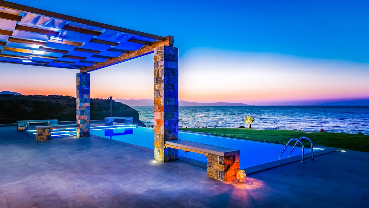 Luxury Seafront Villa. Ideal for Groups, Families, Friends, Workshops