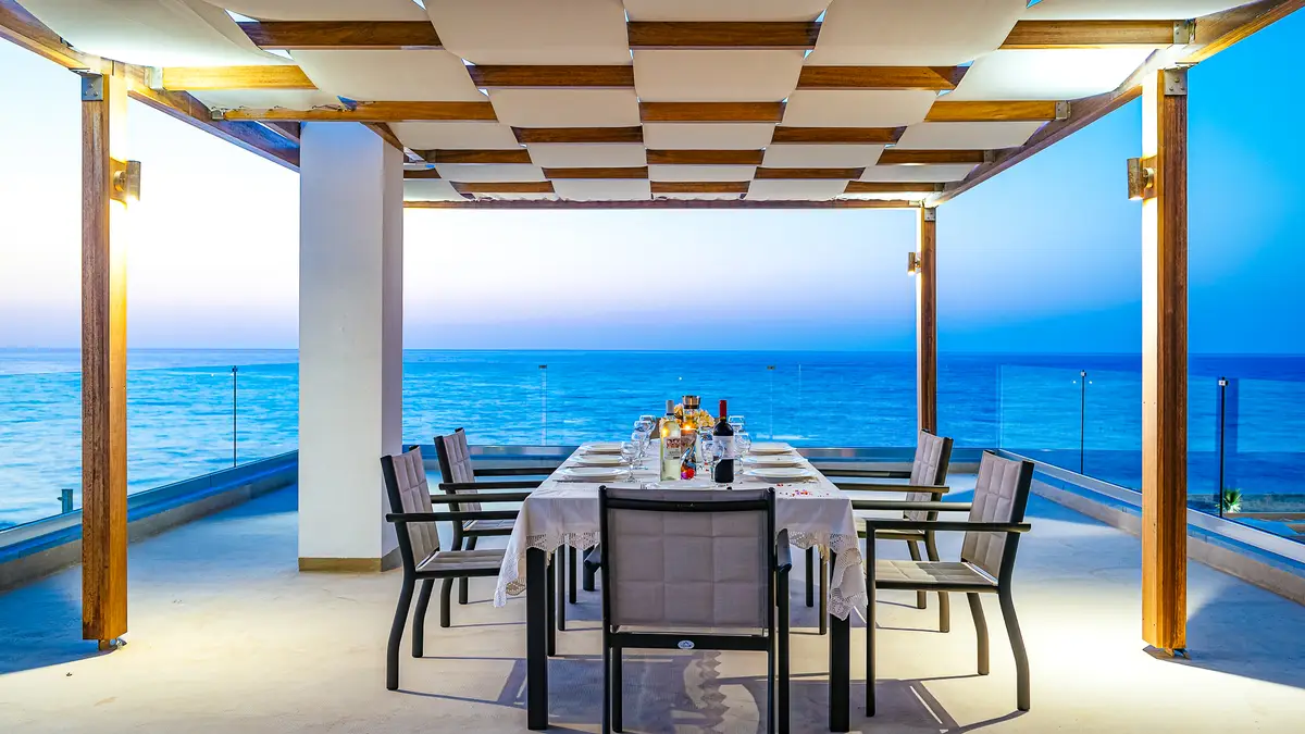 Luxury Seafront Villa. Ideal for Groups, Families, Friends, Workshops