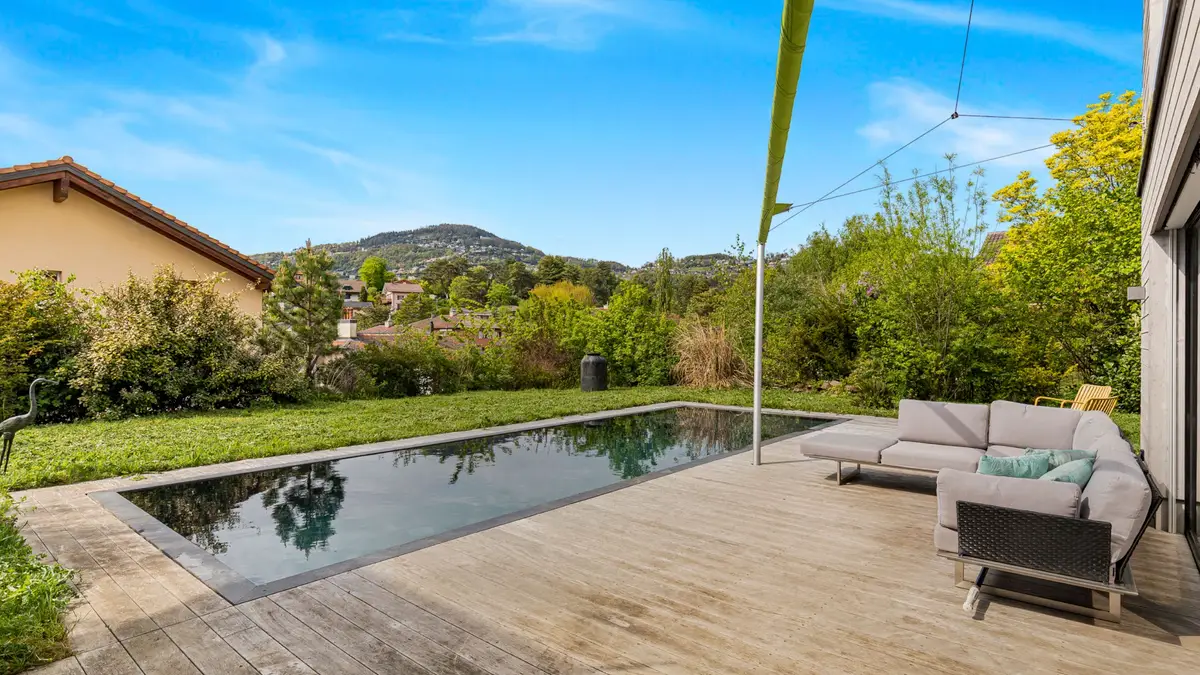 Villa individuelle avec magnifique piscine dans quartier résidentiel