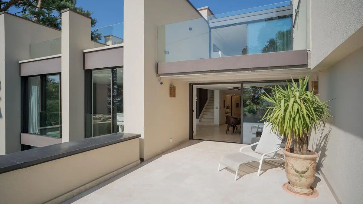 The Townhouse, triplex avec jardin et piscine avec vue lac 