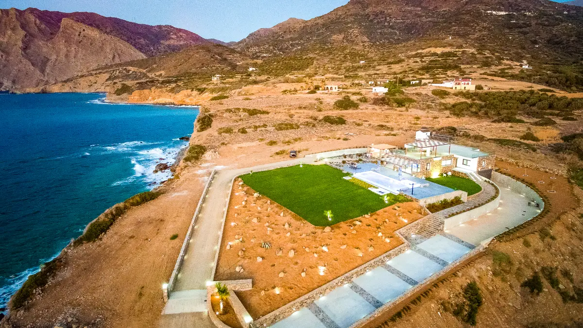 Luxury Seafront Villa. Ideal for Groups, Families, Friends, Workshops