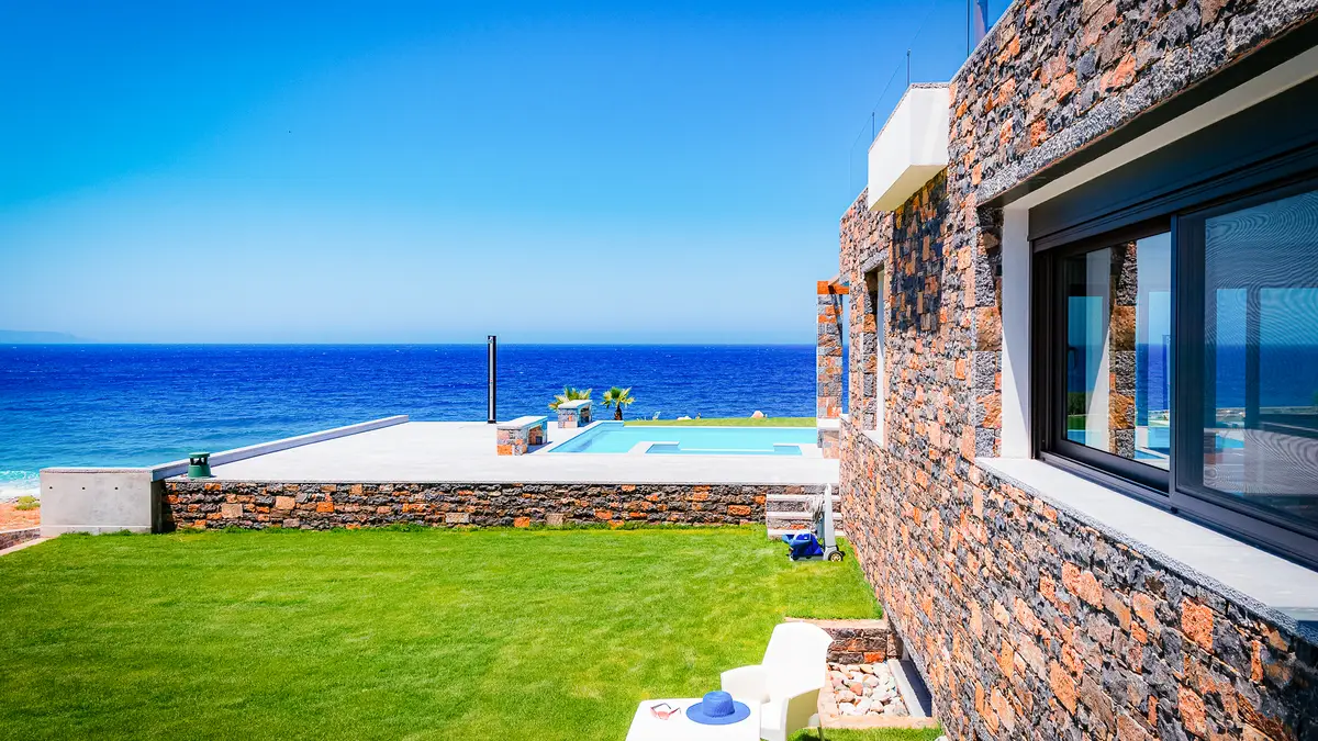 Luxury Seafront Villa. Ideal for Groups, Families, Friends, Workshops