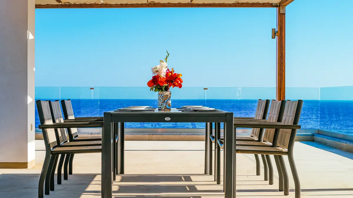 Luxury Seafront Villa. Ideal for Groups, Families, Friends, Workshops