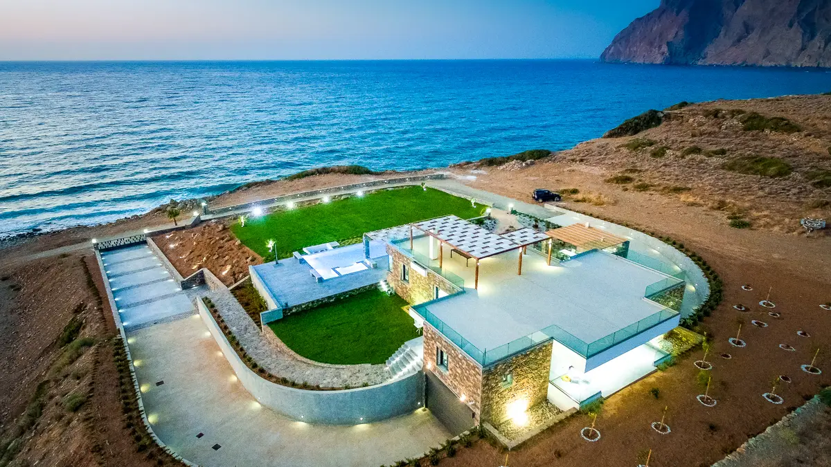 Luxury Seafront Villa. Ideal for Groups, Families, Friends, Workshops