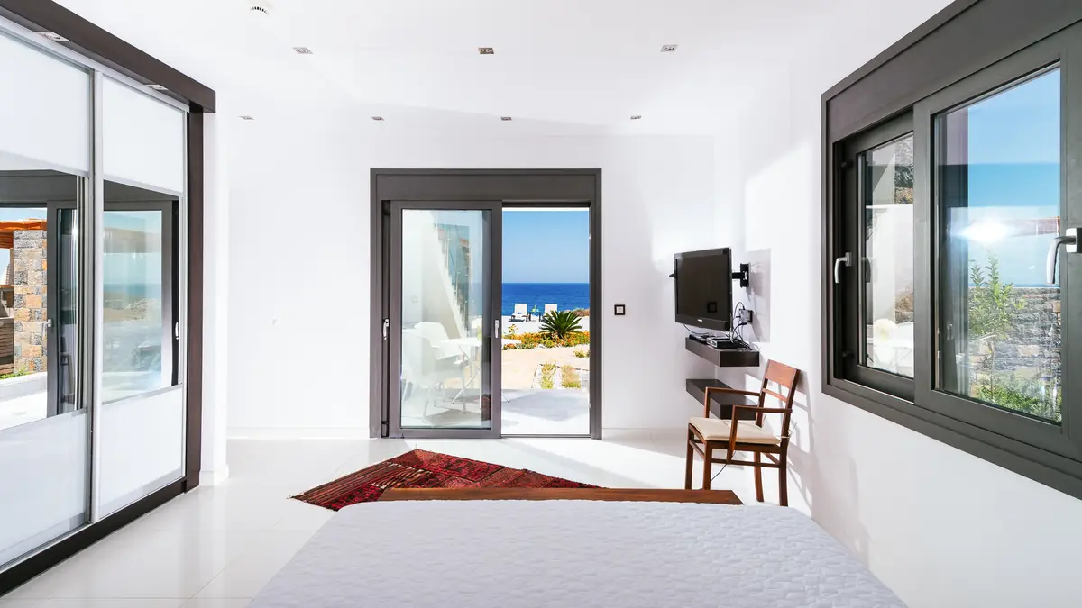 Luxury Seafront Villa. Ideal for Groups, Families, Friends, Workshops