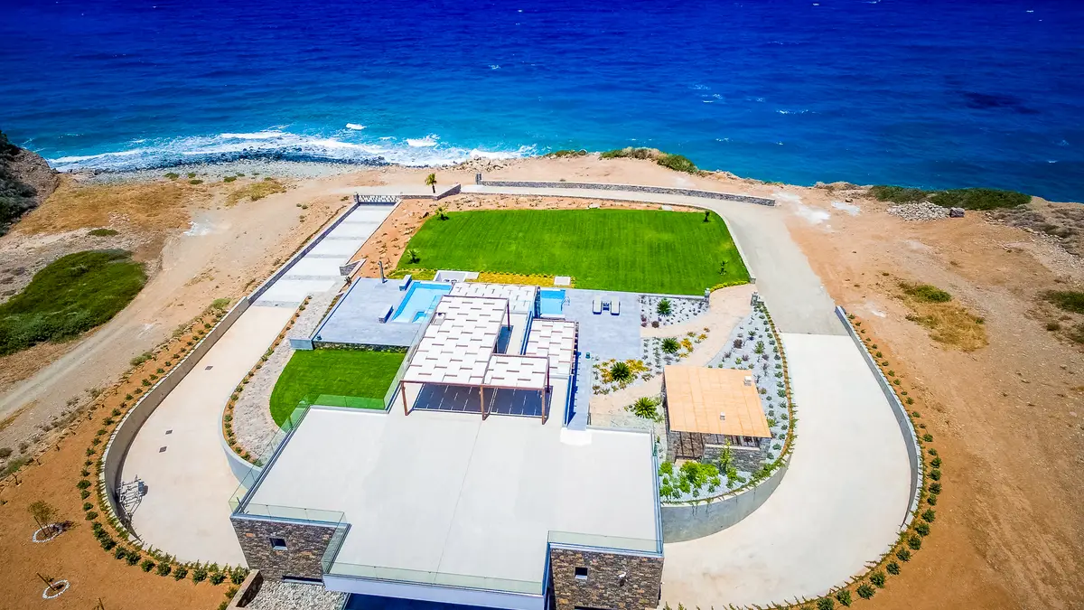 Luxury Seafront Villa. Ideal for Groups, Families, Friends, Workshops