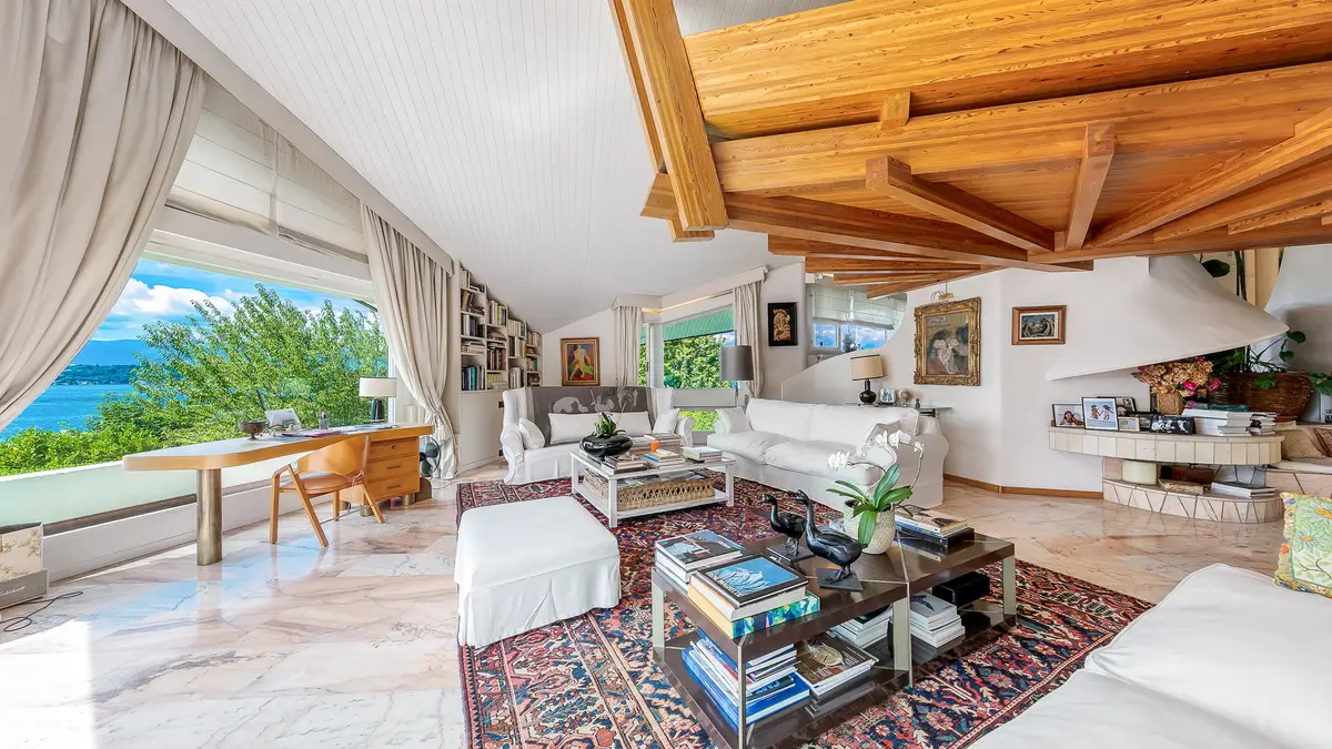 Villa d’architecte avec vue dégagée sur le lac