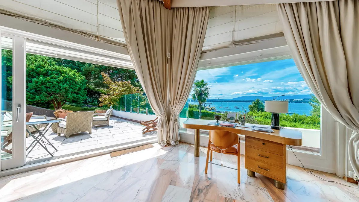 Villa d’architecte avec vue dégagée sur le lac