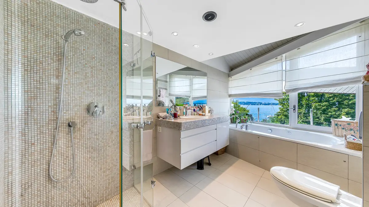 Villa d’architecte avec vue dégagée sur le lac