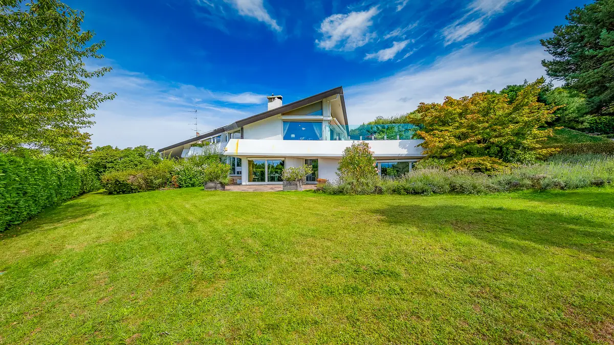 Villa d’architecte avec vue dégagée sur le lac