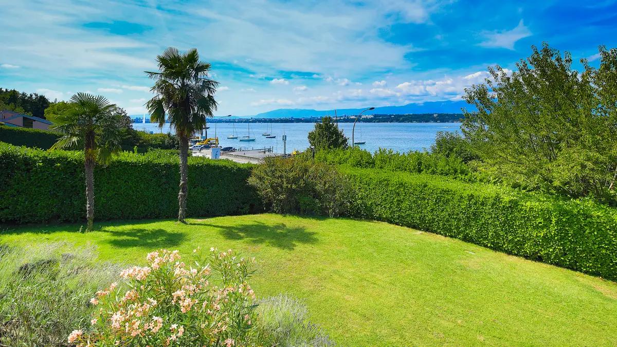 Villa d’architecte avec vue dégagée sur le lac