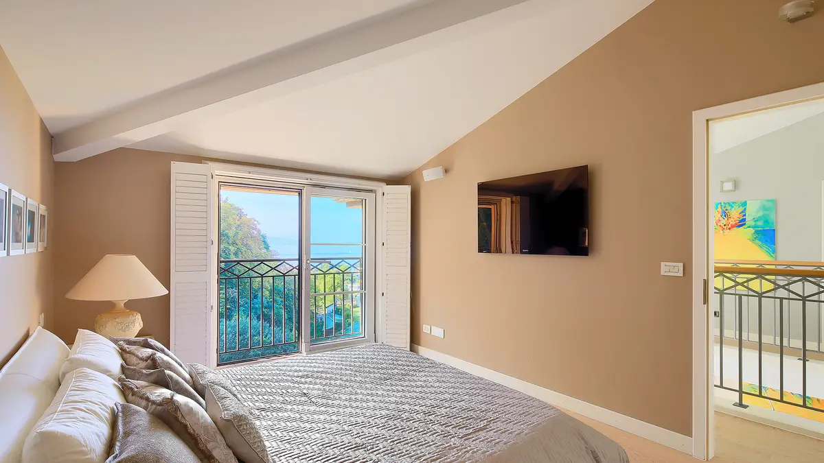 Villa d’exception avec vue imprenable, entre lac et nature