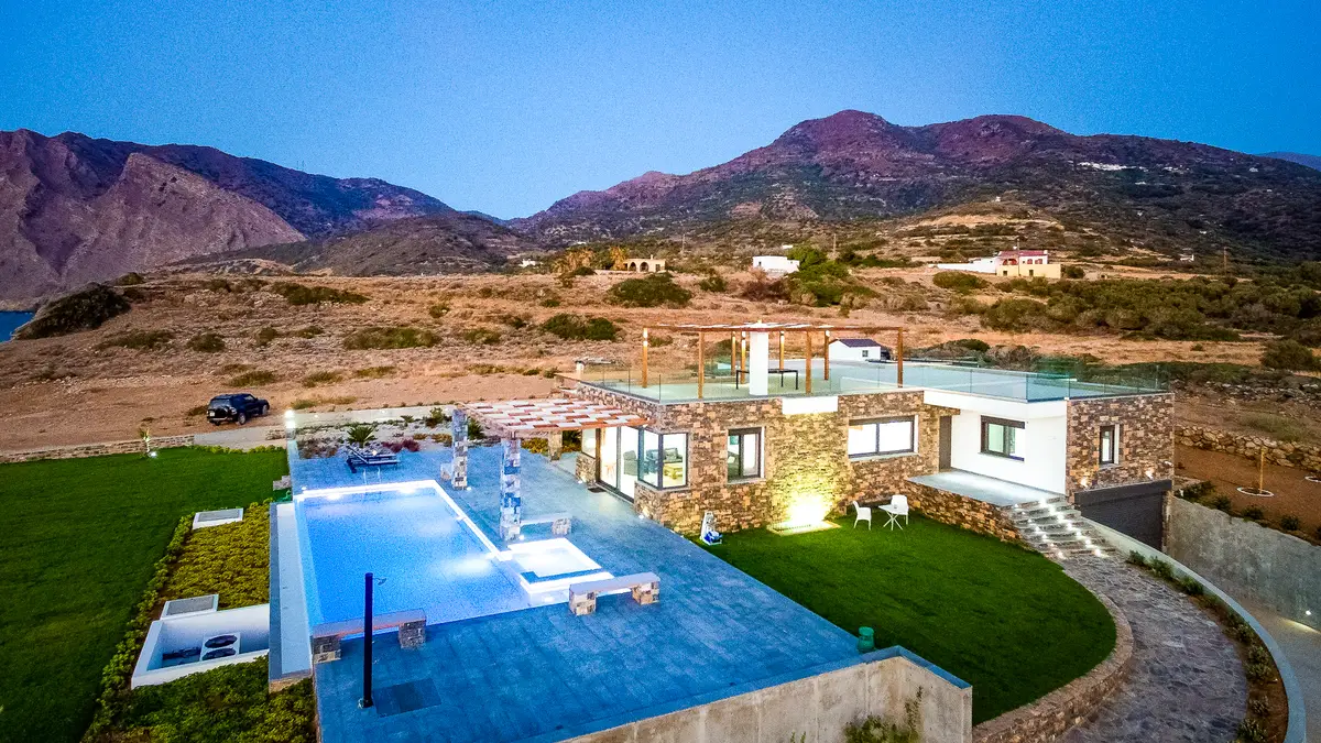 Luxury Seafront Villa. Ideal for Groups, Families, Friends, Workshops
