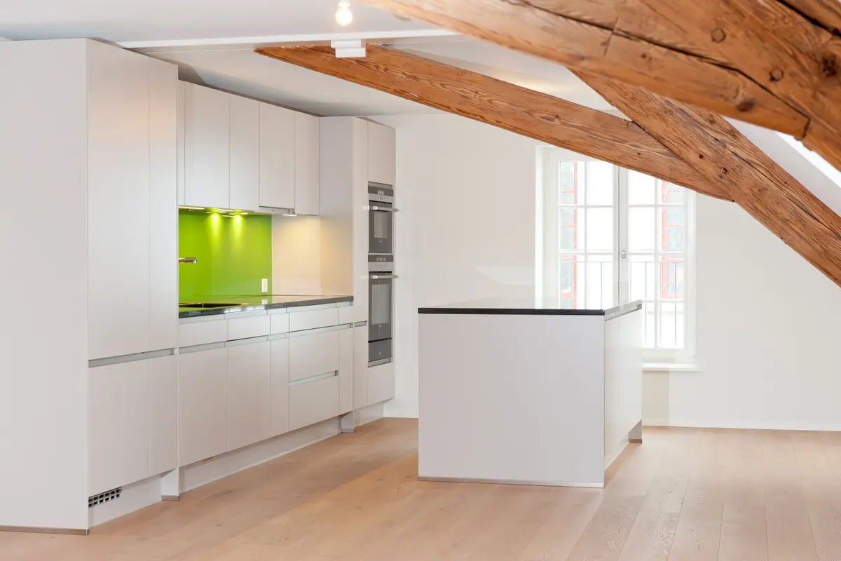 Moderne Küche mit Holzdetails und Insel.