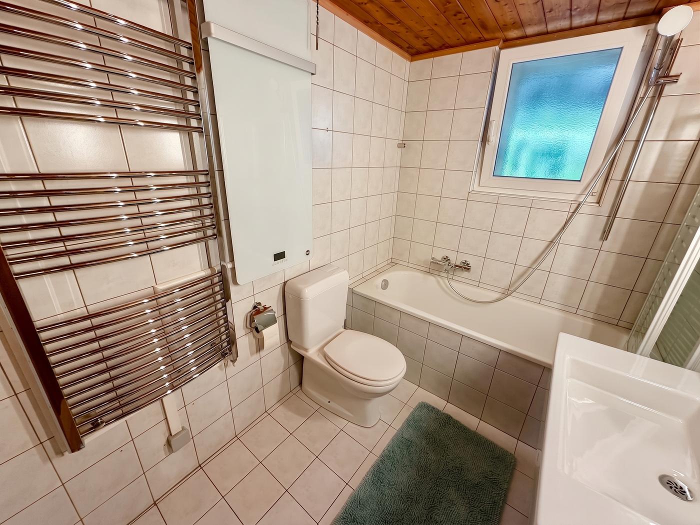 Badezimmer mit Duschwand