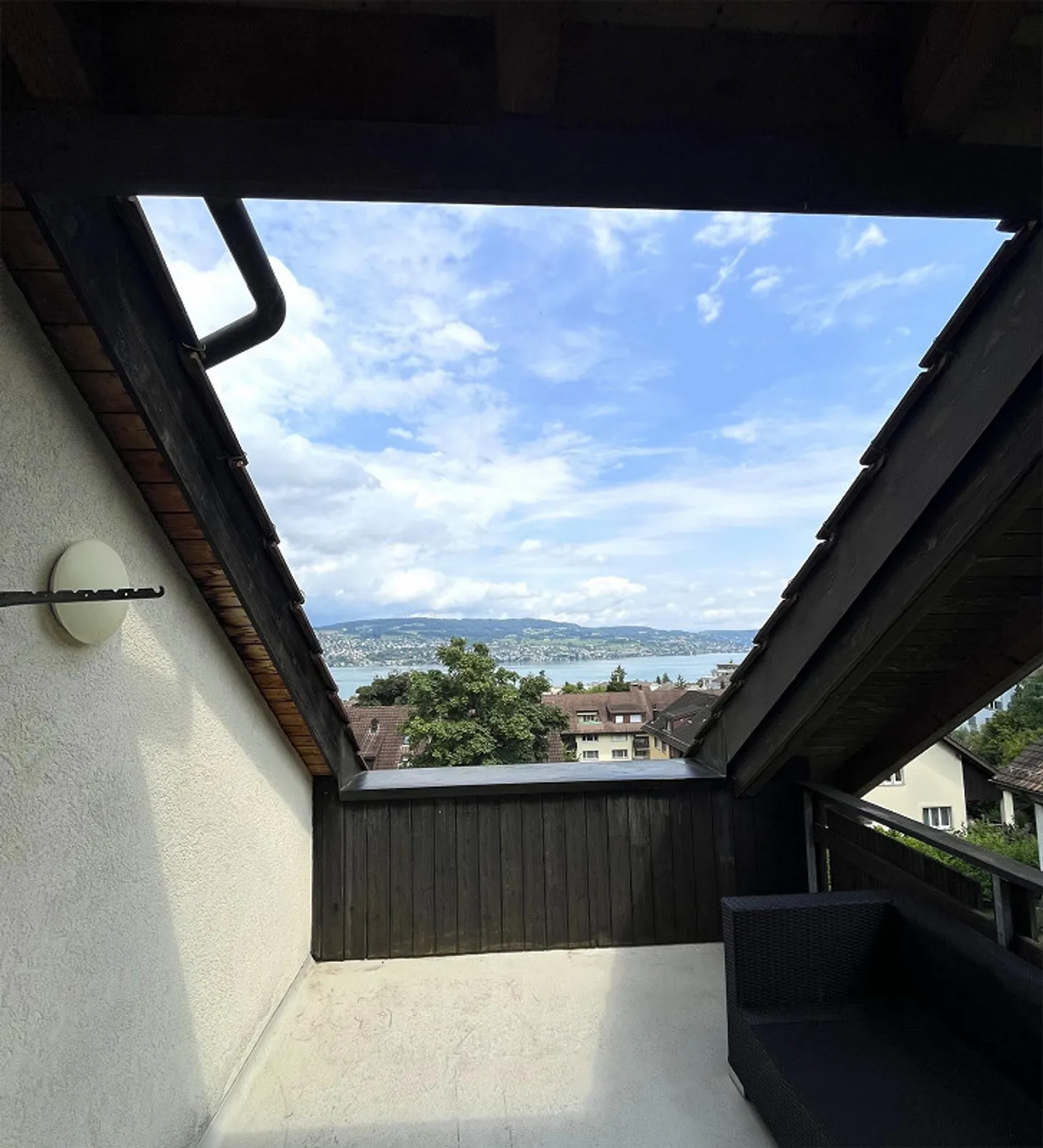 Appartamento mansardato temporaneo fino al 30 aprile 2026 con vista sul lago - Foto 2 di 8