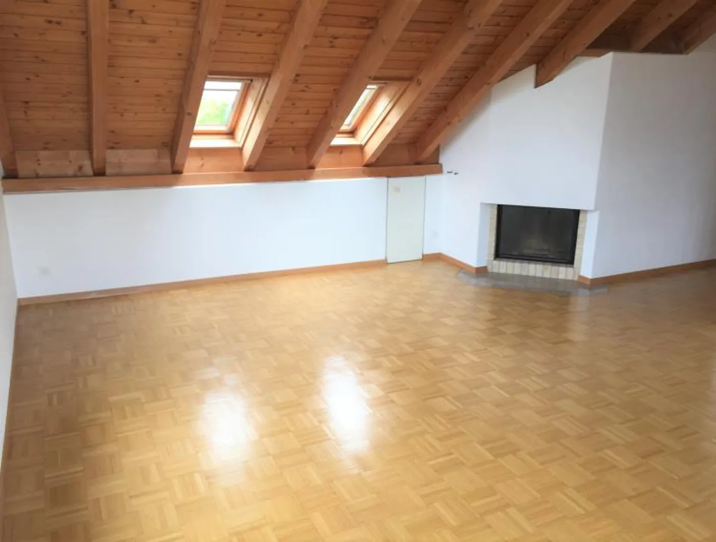Appartamento mansardato temporaneo fino al 30 aprile 2026 con vista sul lago - Foto 3 di 8