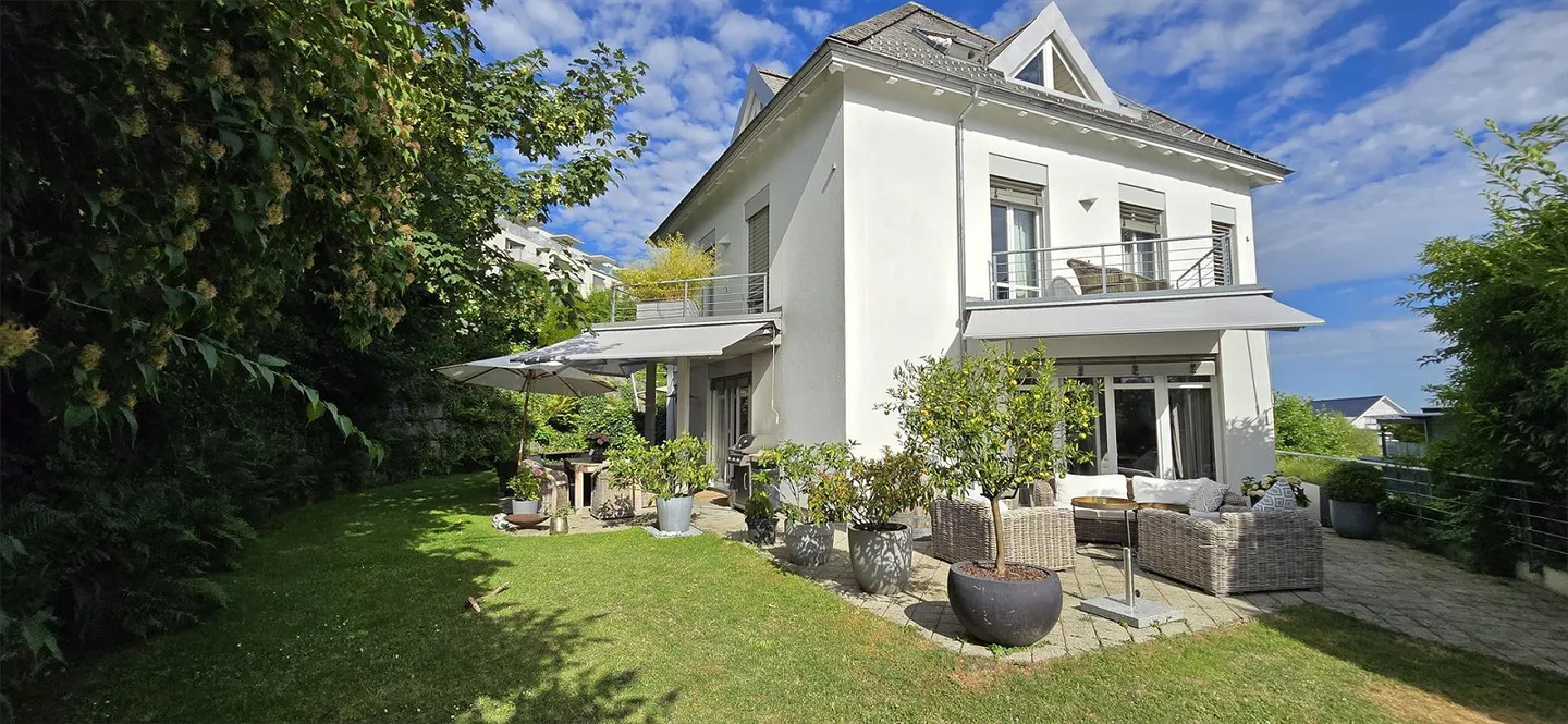 Esclusiva casa unifamiliare di 6,5 stanze con giardino da sogno e vista lago - Foto 1 di 11