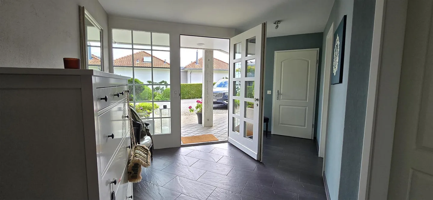 Esclusiva casa unifamiliare di 6,5 stanze con giardino da sogno e vista lago - Foto 2 di 11