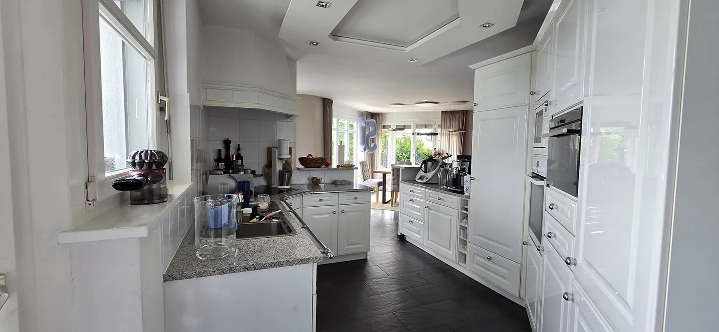 Esclusiva casa unifamiliare di 6,5 stanze con giardino da sogno e vista lago - Foto 4 di 11