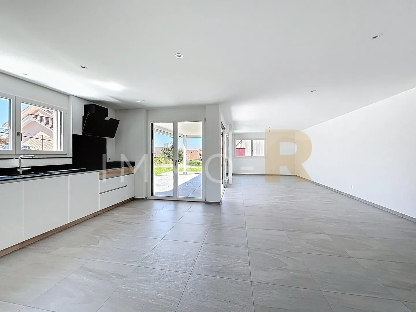 Ultimo appartamento 5,5 locali con giardino - Foto 3 di 7