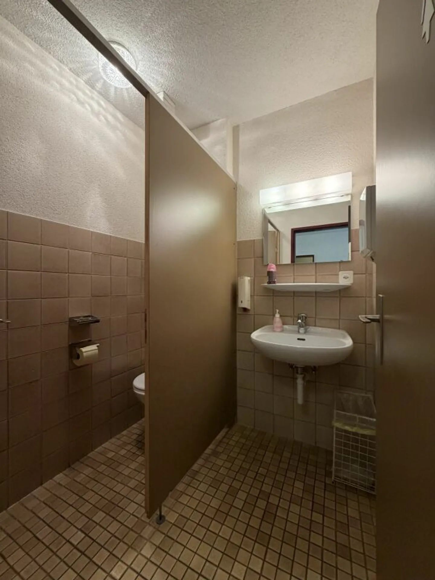 ATTRAKTIVE RÄUMLICHKEITEN - Photo 6 of 10