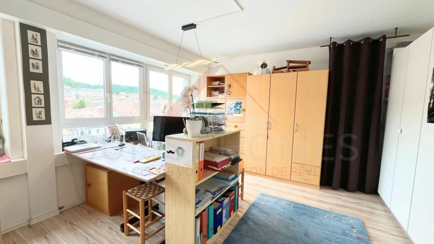 La Chaux-de-Fonds - Renovierte 4,5 Zimmer (130 m²) im 8. Stock mit Aufzug und Aussicht - Foto 8 von 13