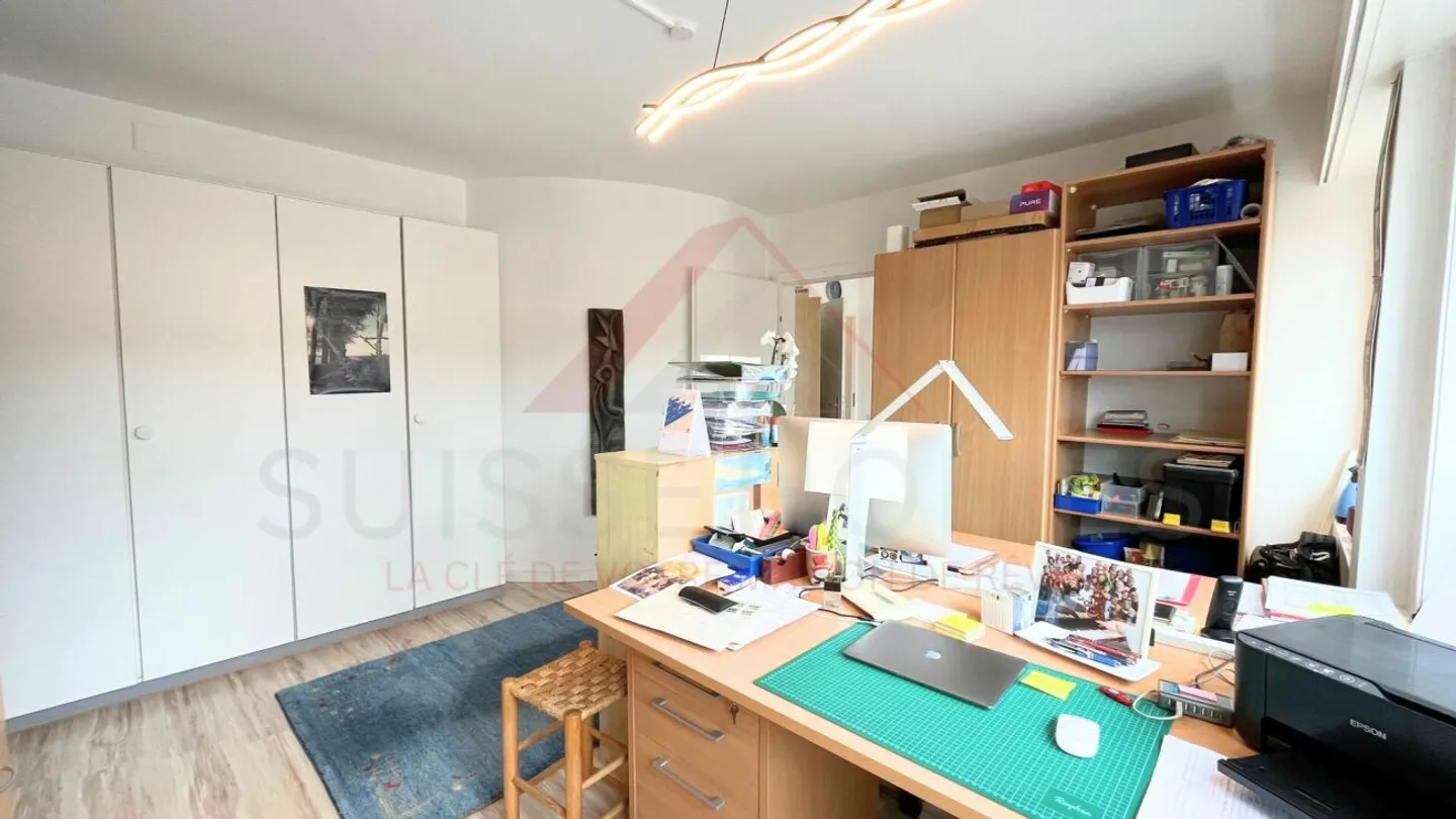 La Chaux-de-Fonds - Renovierte 4,5 Zimmer (130 m²) im 8. Stock mit Aufzug und Aussicht - Foto 9 von 13
