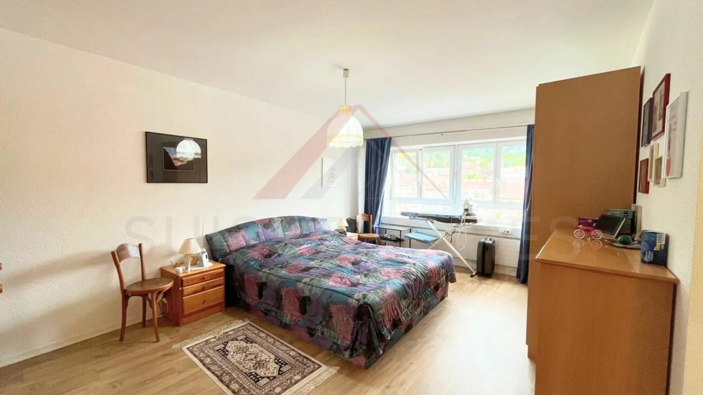 La Chaux-de-Fonds - Renovierte 4,5 Zimmer (130 m²) im 8. Stock mit Aufzug und Aussicht - Foto 6 von 13