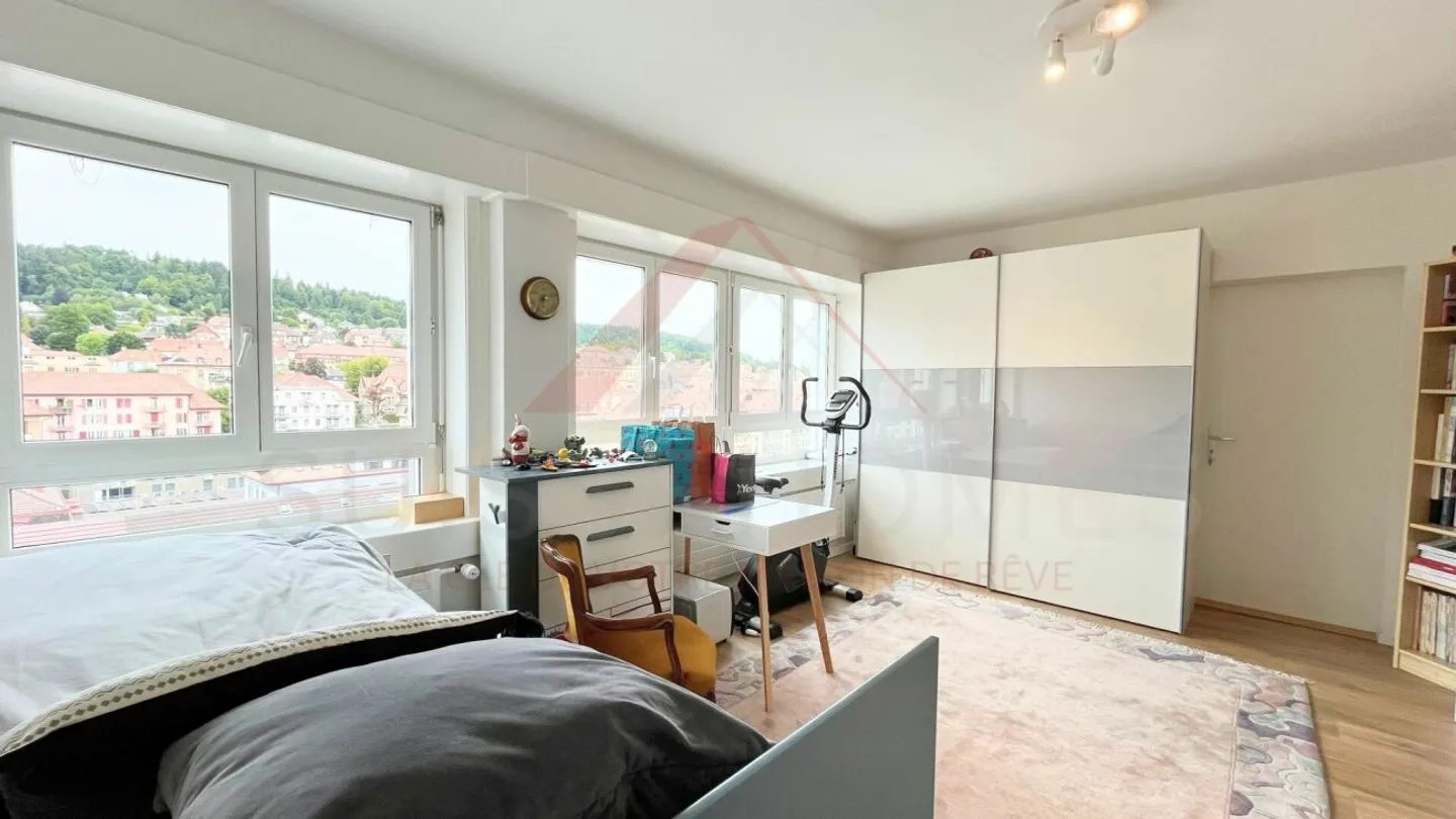 La Chaux-de-Fonds - Renovierte 4,5 Zimmer (130 m²) im 8. Stock mit Aufzug und Aussicht - Foto 10 von 13